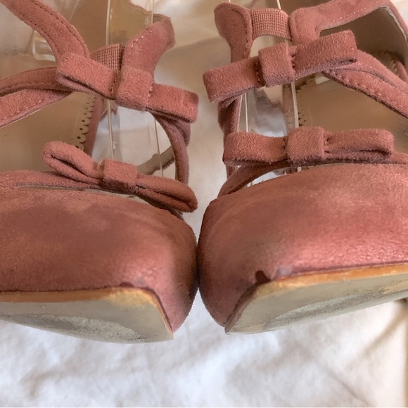 JOURNEE COLLECTION “Suede” Strap-Front Pumps (7.5M) - Picture 10 of 15